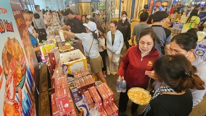 ນະຄອນ​ໂຮ່ຈີ​ມິນ: ບັນດາ​ລູກ​ຄ້າ​ເຕົ້າ​ໂຮມ​ກັນ​ໄປ​ຊື້​ປູ​ກ່າ​ເມົາ​ໃນ​ງານ​ບຸນ, ​ແມ່​ຄ້າ​ປະ​ຫລາດ​ໃຈ​ຍ້ອນ 'ສິນຄ້າ​ໝົດ​ທຸກ​ເມື່ອ​ມາ​ຮອດ'