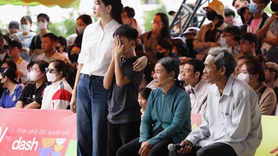 Tatăl a murit, mama are o nouă familie, băiatul orfan locuiește cu bunicii, făcându-l pe Che Nguyen Quynh Chau să plângă.