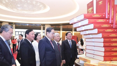 ທ່ານ​ປະທານ​ສະພາ​ແຫ່ງ​ຊາດ ​ເຈີ່ນ​ດ້າຍ​ກວາງ ຢ້ຽມຢາມ​ງານ​ວາງສະ​ແດງ “ສະພາ​ແຫ່ງ​ຊາດ​ຫວຽດນາມ - ຂະ​ບວນການ​ກໍ່ສ້າງ ​ແລະ ປັບປຸງ​ລະບົບ​ກົດໝາຍ”