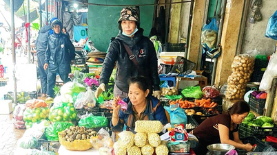 गिया लाई: सब्जियां कम मात्रा में उपलब्ध हैं, जबकि झींगा और मछली बहुतायत में हैं।