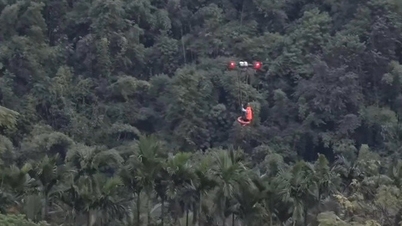 Úchvatná scéna použití dronu k záchraně lidí uvízlých v oáze obklopené zuřícími povodněmi