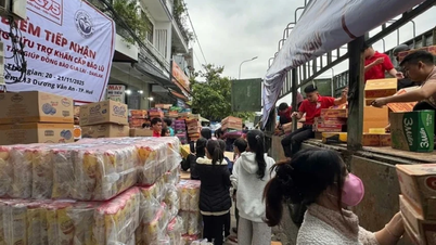 Щойно постраждавши від чотирьох поспіль повеней, мешканці Хюе все ще збирають речі, щоб підтримати своїх співвітчизників у Дак Лаку.