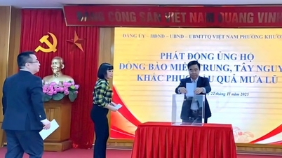 Městské obvody Khuong Dinh a Phuong Liet darovaly více než 60 milionů dongů na podporu lidí v oblastech postižených záplavami.