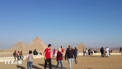 Mozivárost épít Egyiptom a gízai piramisok közelében