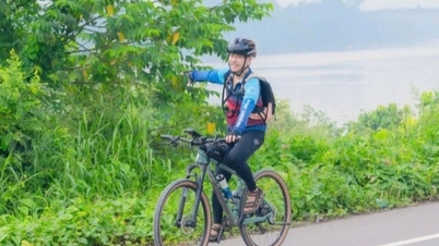 El "Profesor en pantalones cortos" recorre 400 km en bicicleta en 24 horas, con un mensaje especial.