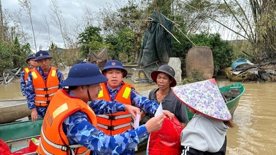A 2. számú parti őrség támogatja a Gia Lai lakosait az árvíz következményeinek leküzdésében