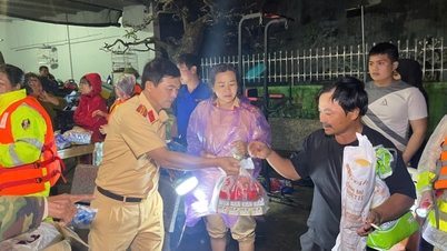 ធ្វើដំណើរទៅកាន់តំបន់ភាគកណ្តាល ឡានដឹកទំនិញ និងសម្ភារៈចាំបាច់របស់ Hoa Sen Home និង Hoa Sen Plastic បានចេញពេញមួយយប់។