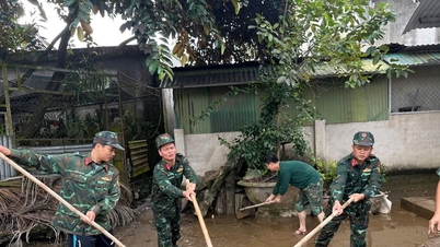 Les officiers et les soldats participent aux opérations de nettoyage et de restauration de l'environnement immédiatement après la décrue.