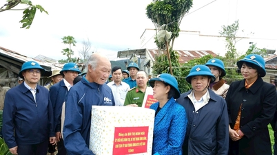 Președinta Comitetului Central al Frontului Patriei Vietnam, Bui Thi Minh Hoai, a vizitat și a încurajat oamenii din zona inundată Ka Do.