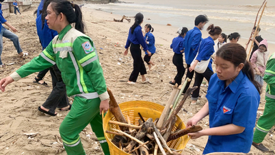 Centenas de sindicalistas, jovens e estudantes participaram da limpeza da praia de Nha Trang.