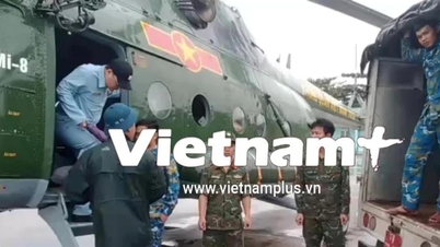 Вертолет Ми-17 вылетает в затопленный район Даклака, чтобы оказать помощь жителям.