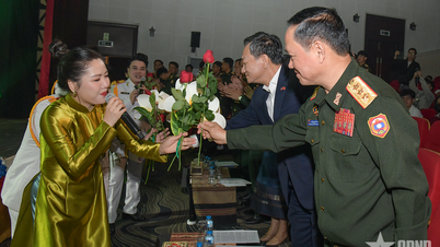 Konstnärer och soldater från Militärregion 1 lyser upp Vietnam - Laos solidaritet