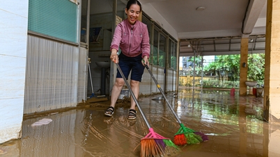 Scène déchirante de l'école « centre d'accueil » de Tay Nha Trang après 5 jours d'inondations historiques.