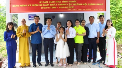 Ústřední výbor pro vnitřní záležitosti věnoval 14 domů vděčnosti rodinám politiků v provincii Vinh Long.