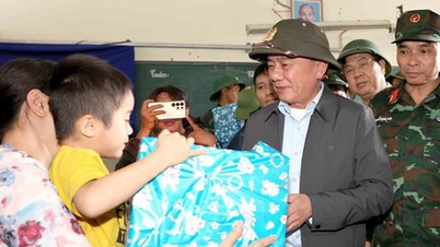 Standing member of the Secretariat visits flood victims in Dien Dien commune, Khanh Hoa