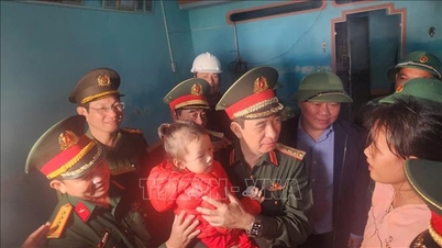 នាយឧត្តមសេនីយ៍ Phan Van Giang ចុះសួរសុខទុក្ខប្រជាជននៅតំបន់រងគ្រោះទឹកជំនន់ Tuy Phuoc