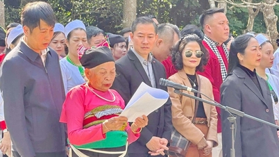 Lidé z kmene Muong hlásí své úspěchy strýci Hoovi na místě památky K9