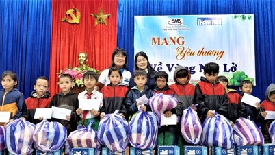 Acordarea a 400 de cadouri și burse studenților din zona muntoasă Tra Doc, afectată de alunecările de teren