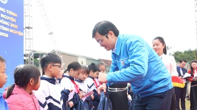 جوانان ویتنامی کودکان را در مناطق مرزی همراهی می‌کنند