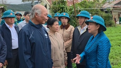 Председатель Вьетнамского комитета Отечественного фронта посещает людей, пострадавших от наводнения
