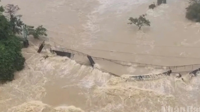 جرفت مياه الفيضانات جسرًا معلقًا فوق نهر سريبوك في المنطقة السياحية...
