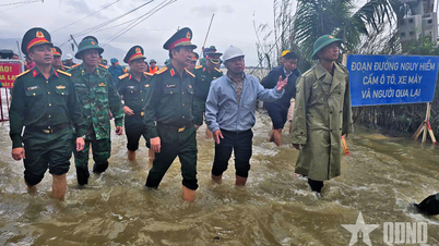 General Phan Van Giang besøkte og ga gaver til flomofre i Gia Lai-provinsen.