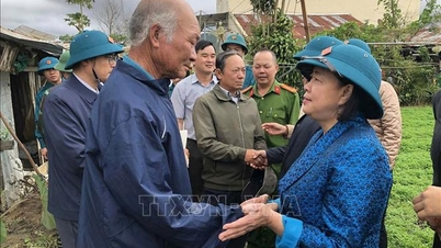 Kamerad Bui Thi Minh Hoai memeriksa dan bekerja dengan provinsi Lam Dong.