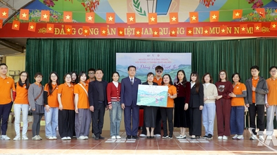 リンソン地区の洪水被害を受けた学生を支援するために贈り物をする