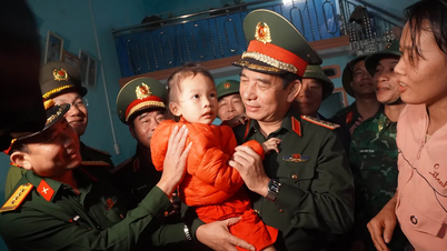 Jenderal Phan Van Giang: Tentara perlu membantu warga membangun kembali rumah mereka segera setelah badai dan banjir