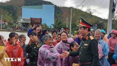 Генерал Фан Ван Зянг відвідав та підбадьорив людей у ​​постраждалому від повені районі Зя Лай.