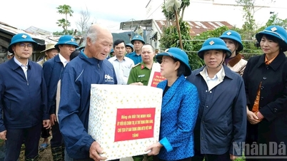 Kamrat Bui Thi Minh Hoai besökte och uppmuntrade människor...