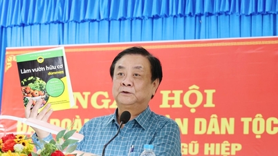 Nestleder i nasjonalforsamlingen, Le Minh Hoan, deltar på feiringen av den nasjonale samlingsdagen i landsbyen Hoa Hao i Dong Thap-provinsen.