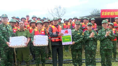 Führungskräfte des Grenzschutzkommandos besuchten die Gemeinde Hung Son und überreichten dort Geschenke.