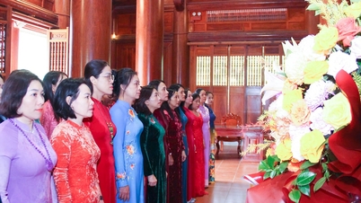 The Provincial Women's Union offered flowers to commemorate President Ho Chi Minh and comrade Nguyen Thi Minh Khai.