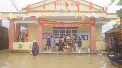 Żołnierze przeprawili się przez powódź i dostarczyli pomoc humanitarną do odizolowanej wioski, w której mieszkało ponad 600 osób.