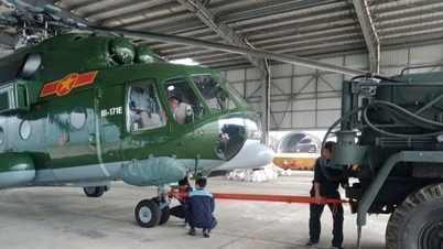 Een Mi-17 helikopter stijgt op naar het overstromingsgebied Dak Lak om hulp te bieden...