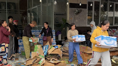 Quang Ngai people turn to the flooded areas, sending cakes and shipments