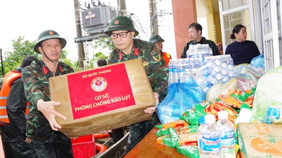 Cinta hangat antara militer dan sipil di tengah banjir