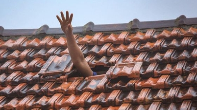 Daken verwijderen om mensen te redden die vastzitten in overstromingsgebied in Centraal-Vietnam