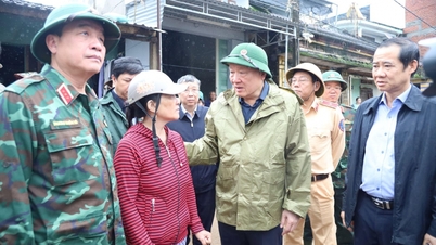 स्थायी उप-प्रधानमंत्री गुयेन होआ बिन्ह ने डाक लाक में बाढ़ के कारण भारी नुकसान झेल रहे परिवारों से मुलाकात की और उनका हौसला बढ़ाया।