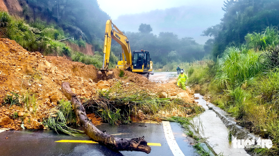 Helicopter flies into Hoa Xuan flood area; Khanh Le Pass continues to be at risk of landslides