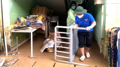 L'université de Khanh Hoa soutient la reconstruction après les inondations