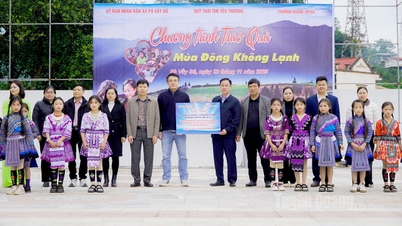 The program "Winter is not cold" brings warmth to students of Pa Vay Su commune