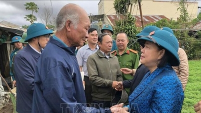Товарищ Буй Тхи Минь Хоай посетил провинцию Ламдонг и работал с ней над преодолением последствий наводнений.