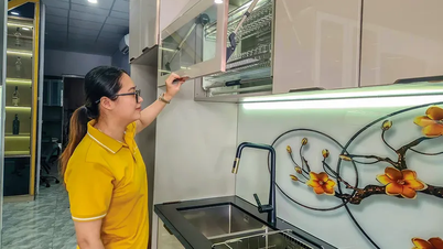 Kabinet dapur mencipta ruang memasak moden, menyepadukan pelbagai fungsi.