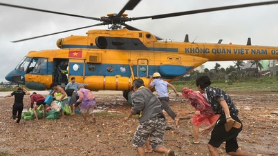 Vrtulníky ministerstva národní obrany shazují humanitární pomoc obětem povodní ve starém Phu Yen