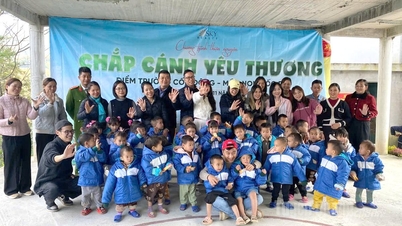 Hampir 1,000 kot dan bekalan hangat diberikan kepada pelajar dan sekolah yang kurang bernasib baik di komune Trung Thinh dan Pa Vay Su.