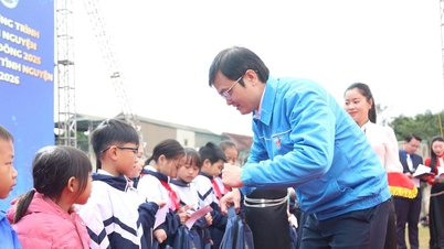 យុវជនវៀតណាមអមដំណើរកុមារនៅព្រំដែនមាតុភូមិ