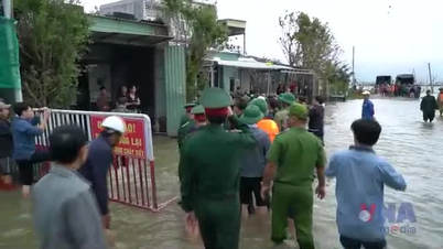 Ο Στρατηγός Φαν Βαν Τζιανγκ επισκέπτεται και μοιράζει δώρα στους κατοίκους των πλημμυρισμένων περιοχών της Τζια Λάι