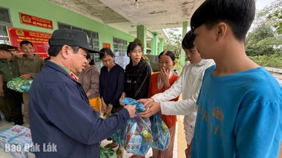지방 경찰은 홍수 피해 지역 주민들에게 필수품과 함께 긴급 지원을 제공합니다.
